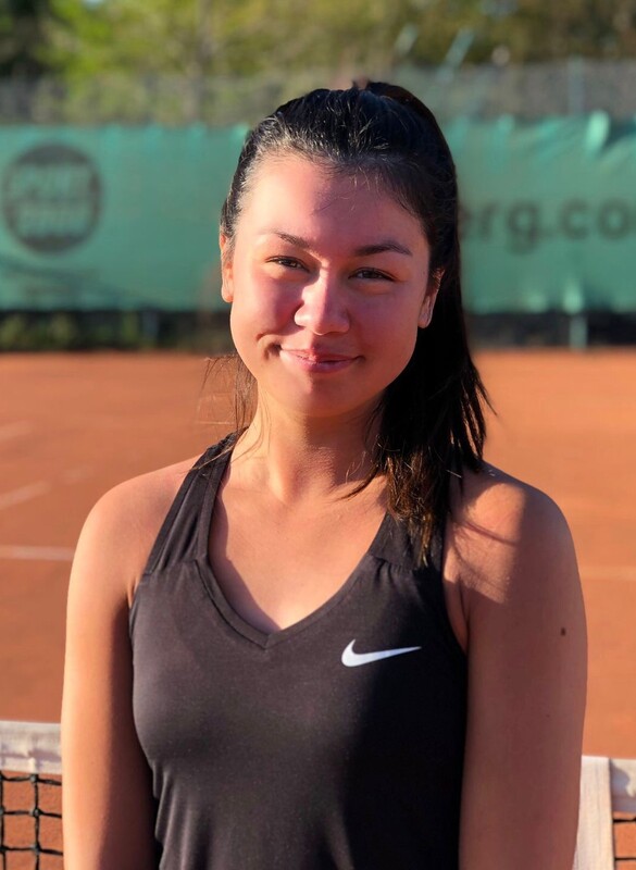 Porträt eines Tennistrainers mit Schläger