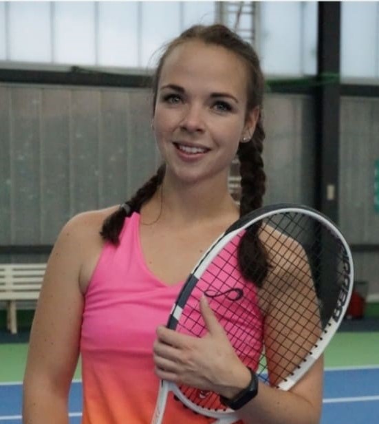 Tennistrainerin beim Kindertraining